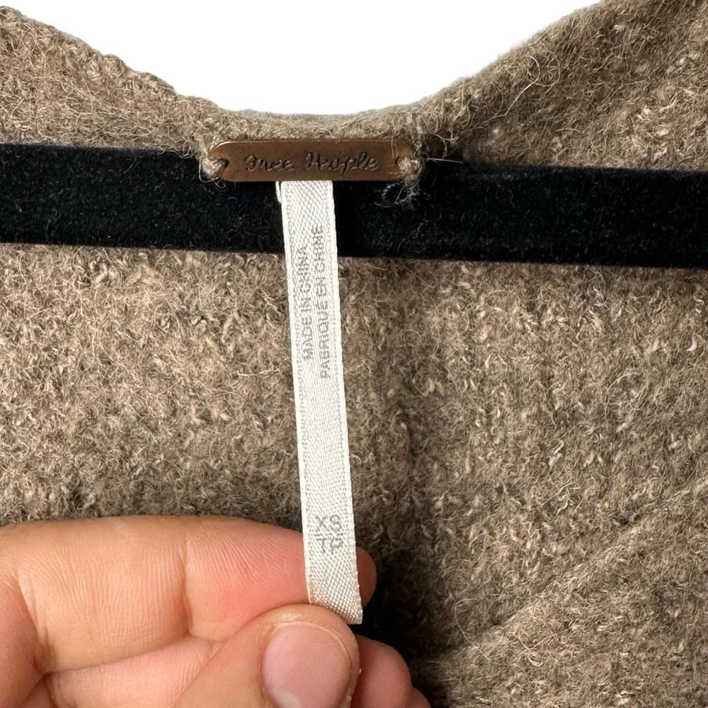 Free People Alpaca Blend V Neck Sweater Taupe Size XS Soft Fuzzy Boho Ruffle Hem - Picture 6 of 8
